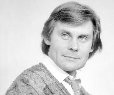 Filip Bajon - reżyser i scenarzysta, a także autor powieści i opowiadań oraz, sporadycznie - aktor, w piątek, 25 sierpnia, kończy 70 lat. 

Artysta urodził się 25 sierpnia 1947 roku w Poznaniu. Zanim został reżyserem, ukończył w 1970 r. wydział prawa na Uniwersytecie Adama Mickiewicza w Poznaniu. Cztery lata później uzyskał dyplom na wydziale reżyserii łódzkiej PWSFTviT.

Pierwsze kroki po opuszczeniu szkoły filmowej stawiał w zespole "Tor", realizując filmy dokumentalne oraz fabularne krótko- i średniometrażowe.