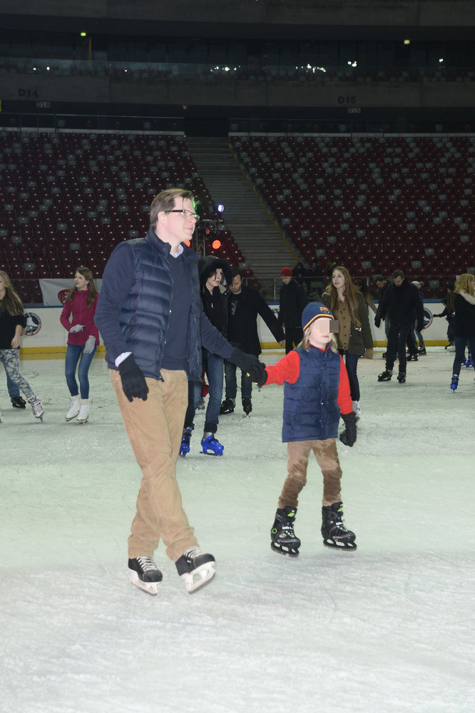 Filip Chajzer z synem na imprezie "Gwiazdy na lodowisku", 2014 r. /East News