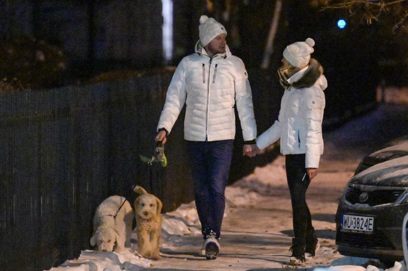 Filip Chajzer z ukochaną na spacerze z psami /pomponik exclusive