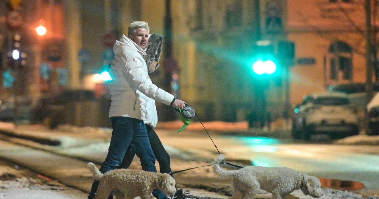 Filip Chajzer z ukochaną na spacerze z psami /pomponik exclusive