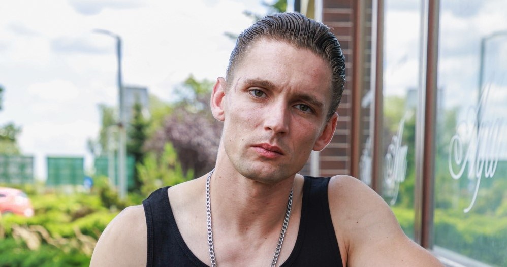 Filip Gurłacz na planie serialu "Dzielnica strachu" /AKPA
