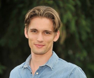 Filip Gurłacz uczył się od wielkich twórców polskiego kina: w „Mieście 44" Jana Komasy zagrał odważnego powstańca a w „Powidokach" Andrzeja Wajdy - studenta charyzmatycznego malarza Strzemińskiego, u boku Bogusława Lindy. Obecnie możemy oglądać Filipa jako intryganta Oscara w hicie Polsatu „Pierwsza miłość” i najnowszym sezonie „Watahy”. 