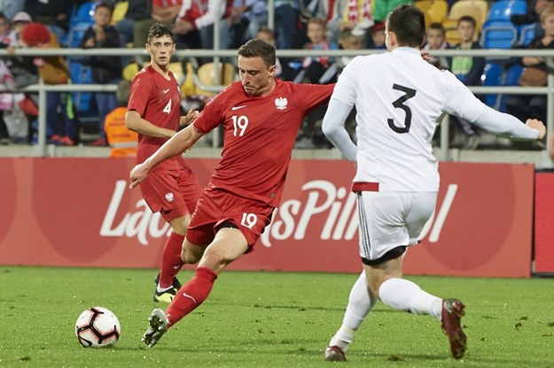 Filip Jagiełło strzela bramkę Gruzji podczas meczu eliminacyjnego piłkarskich mistrzostw Europy U-21 /Adam Warżawa /PAP