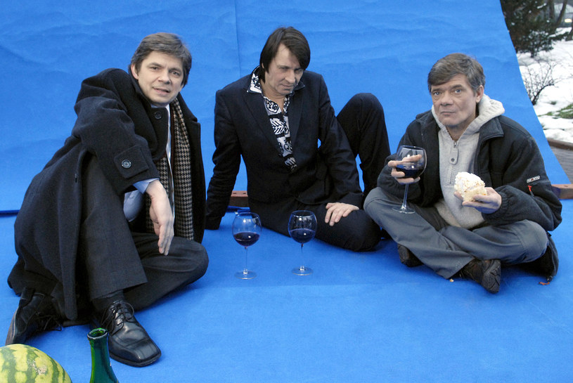 Filip Łobodziński, Maciej Maleńczuk i Henryk Gołębiewski na planie teledysku do piosenki "Gdzie są przyjaciele moi" /AKPA