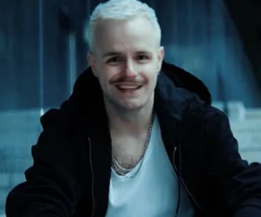 Filip Mettler prezentuje singiel "Peany". Wokalista wybrał swoją drogę i zostawił niedowiarków daleko w tyle