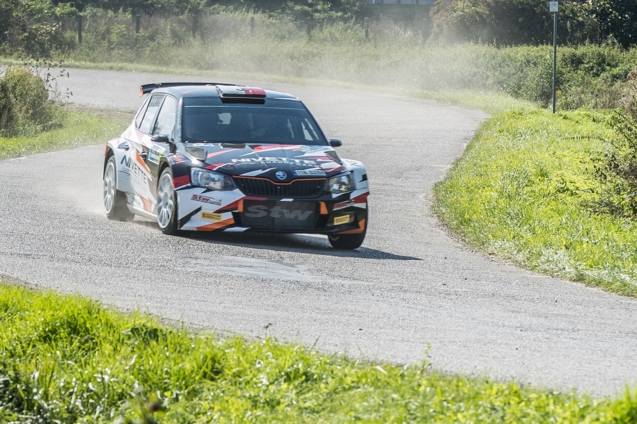 Filip Nivette i pilot Kamil Heller ( Skoda Fabia R5 ) na trasie odcinka specjalnego Rajdu Nadwiślańskiego - 5. rundy Rajdowych Samochodowych Mistrzostw Polski /Wojciech Pacewicz /PAP