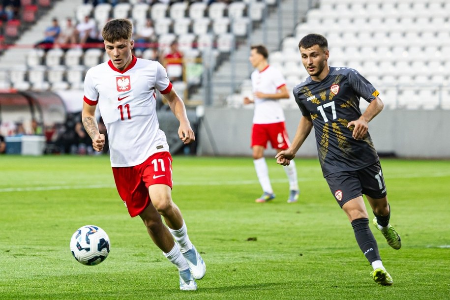 Filip Rózga i Kire Stojanov z Macedonii Północnej podczas meczu eliminacji piłkarskich mistrzostw Europy do lat 21 /PAP/Art Service /PAP