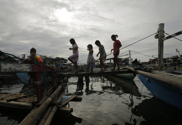 Filipińskie dzieci w mieście Navotas na północ od Manili czekają na ewakuację /RITCHIE B. TONGO /PAP/EPA