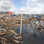 Filipiny: Co najmniej 75 ofiar śmiertelnych tajfunu Rai