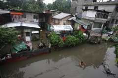 Filipiny: Już 70 ofiar śmiertelnych burzy tropikalnej i tajfunu