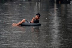Filipiny: Już 70 ofiar śmiertelnych burzy tropikalnej i tajfunu