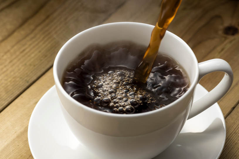 Filiżanka czarnej kawy lub herbaty dziennie ma zbawienny wpływ na wątrobę /123RF/PICSEL