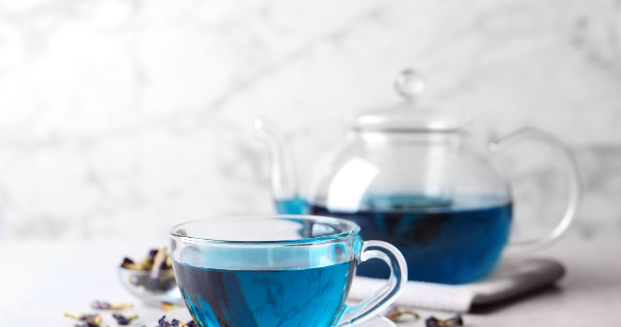 Filiżanka niebieskiej herbaty Butterfly Pea Tea z cytryną to kwintesencja spokoju i równowagi /123RF/PICSEL
