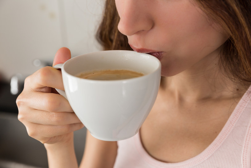 Filiżanka świeżo zaparzonej kawy to idealny napój na "dzień dobry" /123RF/PICSEL