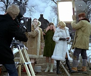 Film Andrzeja Wajdy "Wszystko na sprzedaż" był oryginalnym hołdem złożonym Zbigniewowi Cybulskiemu, który w styczniu 1967 roku tragicznie zginął wskakując do pociągu. W obrazie Wajdy "Wszystko na sprzedaż" nieobecny bohater, znany aktor, ginie... wyskakując z pociągu. Premiera filmu odbyła się 28 stycznia 1969 roku.