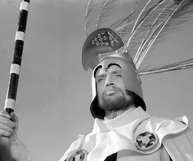 Film Forda idealnie wpasowywał się w zaplanowane na lipiec 1960 r. uroczyste obchody 550. rocznicy bitwy pod Grunwaldem. Mimo napiętego grafiku filmowcom udało się skończyć "Krzyżaków" przed uroczystościami rocznicowymi na polach Grunwaldu.

 "Wilcza natura imperializmu niemieckiego nie zmieniła się od czasów Ulricha von Jungingena do czasów Konrada Adenauera" [ówczesny kanclerz RFN - przyp.red.] - mówił podczas wiecu Władysław Gomułka. Premierowa projekcja odbyła się tego samego dnia, już po oficjalnych uroczystościach, podczas kameralnego pokazu w olsztyńskim kinie Polonia.