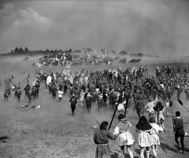 Film Forda otrzymał ogromny budżet 33 milionów złotych. Na jego użytek kupiono pierwsze w kinematografii polskiej szerokokątne obiektywy i zamówiono amerykańską taśmę Eastman Color-Kodak, zamiast tańszej NRD-owskiej firmy AGFA. Nie wywoływano jej zresztą w Polsce, lecz wysyłano po każdym dniu zdjęciowym specjalnym samolotem do laboratoriów w Paryżu. 

Z planów innych filmów ściągano bezwzględnie cały przydatny sprzęt. Na ekranie pokazało się ponad stu aktorów zawodowych, ponad tysiąc statystów (pomagało oczywiście wojsko - całe plutony poprzebierano za Litwinów) i 600 koni. 