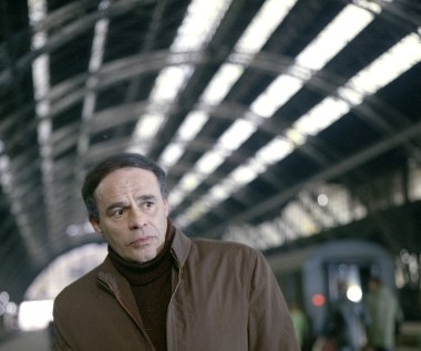 Film Janusza Morgensterna "Mniejsze niebo" (1980) był historią dojrzałego mężczyzny, który porzuca swoje na pozór bardzo udane życie i szuka nowej drogi. To była zaskakująca na tle wcześniejszych ról kreacja Romana Wilhelmiego. Morgenstern od dawna uważał, że potencjał aktora jest niewykorzystany, bo granie różnego typu życiowych cwaniaków nie pokazuje skali jego talentu.