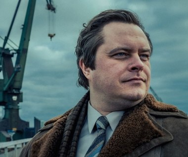 "Film ma niesamowity rozmach inscenizacyjny. Kręciliśmy go w Warszawie, Wrocławiu, Gdyni, Gdańsku, Sopocie, Bydgoszczy, Toruniu, na Półwyspie Helskim, a także w mniejszych miejscowościach na Dolnym Śląsku, szukając najciekawszych lokacji, jakie oferują te miasta. Wspaniała praca scenografii,  kostiumów, charakteryzacji oraz pionu operatorskiego spowodowały, że film już na tym etapie wygląda przepięknie. Mam wrażenie, że udało nam się bardzo wiarygodnie odtworzyć zarówno scenerię PRL, jak i zamożnego Zachodu przełomu lat 70. i 80.  To dla mnie fantastyczne doświadczenie także dlatego, że po raz pierwszy spotkałem się w pracy z tak dużą obsadą obcojęzyczną. W naszym filmie zagrało wiele wspaniałych aktorek i aktorów z Niemiec i Francji"  - mówi reżyser filmu Jan Holoubek.