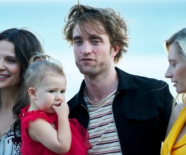 "Film opowiada o załodze, której członkowie są więźniami i dostają szansę wzięcia udziału w podróży w przestrzeń kosmiczną wiedząc, iż nigdy z niej nie wrócą.  Decydują się na nią, ponieważ ich zdaniem wyprawa ta jest lepsza niż powolna śmierć w więzieniu.  Spotykamy ich w momencie, gdy mają już za sobą pięć lat spędzonych w podróży i wiedzą, że wyprawa ta jest rodzajem alternatywnego więzienia - to inny rodzaj samotności.  W miarę trwania podróży ojciec (Pattinson) wraz z córką stają się co raz bardziej osamotnieni"- mówi Claire Denis.