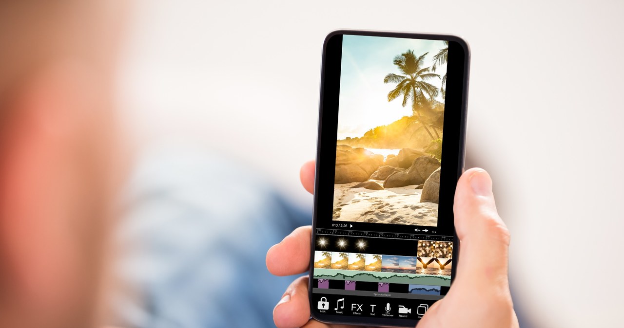 Film z wakacji można zmontować na smartfonie w prostej aplikacji. Jak to zrobić? /123RF/PICSEL