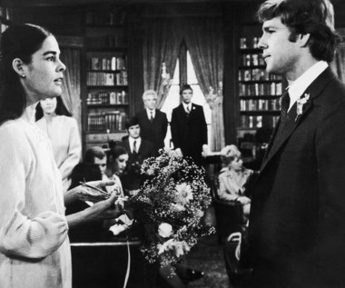 Film zdobył siedem nominacji do Oscara, w tym dla najlepszego filmu, najlepszej aktorki i najlepszego aktora. Ostatecznie zgarnął jedną statuetką - za muzykę. Nagroda trafiła do rąk francuskiego kompozytora, Francisa Laia. Poruszający motyw główny z filmu, z subtelną melodią fortepianu, jest nucony do dziś.

(PAP Life)