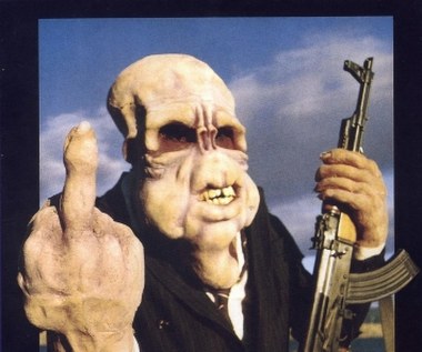 Film został zrealizowany na 16-milimetrowej kamerze i w większości sfinansowany przez Petera Jacksona. Maski, które kosmici noszą na głowach w "Złym smaku", zostały upieczone w piekarni, należącej do mamy reżysera. Jeden z aktorów - Pete O'Herne - pierwszego dnia zdjęciowego przyszedł na plan nieogolony. Peter Jackson nalegał, aby za każdym razem pojawiał się na zdjęciach z identycznym zarostem, przez 4 lata O'Herne golił się więc tylko raz w tygodniu, tuż po weekendowych zdjęciach.

Premiera obrazu odbyła się na festiwalu w Cannes, gdzie "Zły smak" stał się wielkim hitem, zostając sprzedany do 14 krajów. Nie obyło się bez cenzorskich skandali. W australijskim stanie Queensland "Zły smak" był zakazany aż do początku lat 90. miejscowe władze uznały go za utwór o zbyt złym smaku, by pokazywać go publiczności.