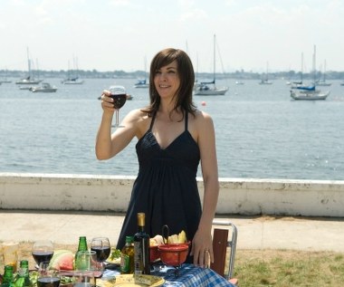 Filmografię Margulies uzupełniają role w komedii kryminalnej "Węże w samolocie" (2006), niezależnym dramacie "City Island" (na zdjęciu, 2009) oraz "Twardzielach" (2012), w których partnerowała na ekranie Alowi Pacino i Christopherowi Walkenowi.

Czekamy na kolejne ekranowe kreacje 50-letniej aktorki.