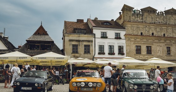 "Filmowe" Alfy Romeo zjechały do Kazimierza Dolnego - Vimarsana News