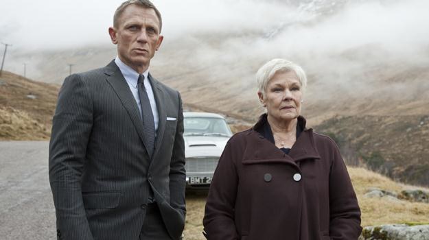 Filmowi Bond i M. cieszą się niesłabnącą popularnością wśród Brytyjczyków /materiały dystrybutora