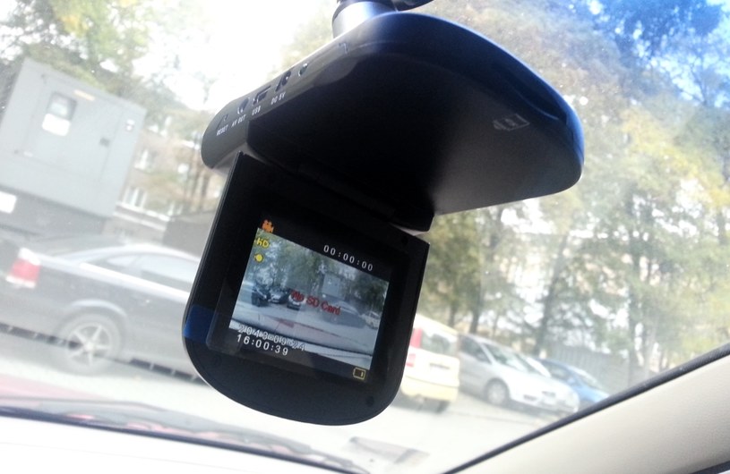 Filmy z samochodowych kamer coraz częściej trafiają na policję /INTERIA.PL
