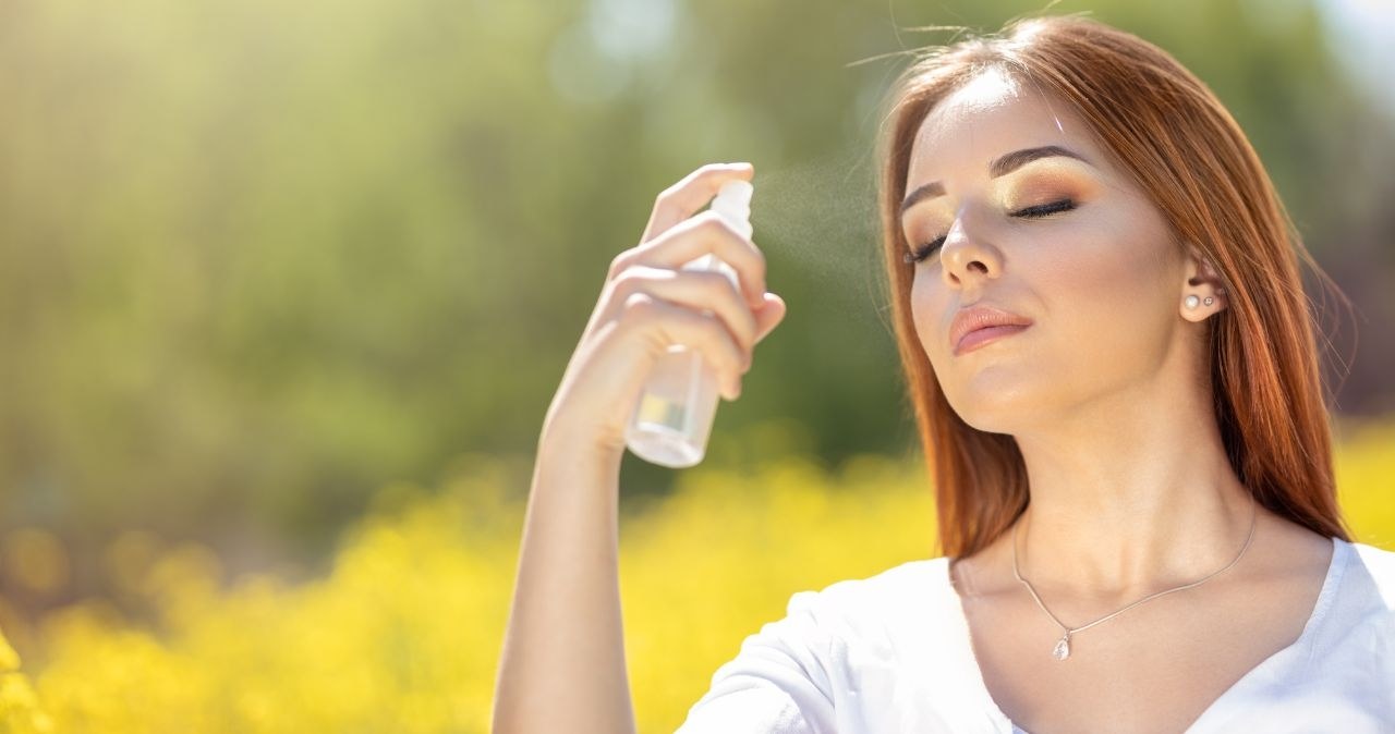 Filtr w sprayu to łatwy i wygodny sposób na reaplikacje, nawet na makijaż. /adobestock /INTERIA.PL