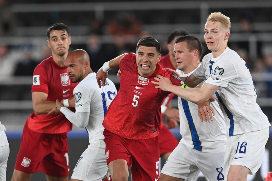 Fin Matti Peltola (P) i Jan Bednarek (L) podczas meczu w Helsinkach /	Piotr Nowak /PAP