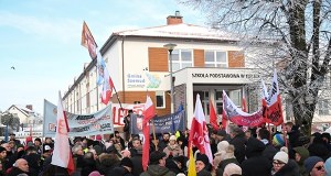​Finał awantury o krzyż w szkole w Kielnie. Jest decyzja ws. nauczycielki