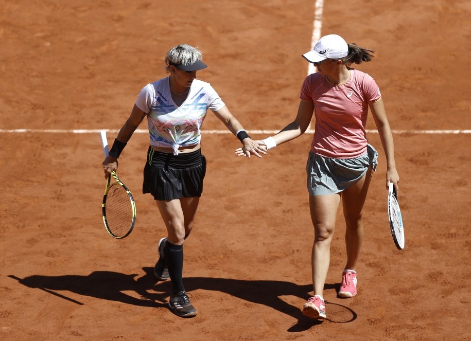 Finał French Open 2021 w deblu: Iga Świątek i Bethanie Mattek-Sands w trakcie pojedynku z Czeszkami Barborą Krejcikovą i Kateriną Siniakovą /IAN LANGSDON /PAP/EPA