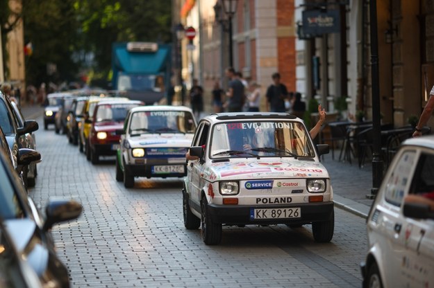 Finał Wielkiej Wyprawy Maluchów. Auta wjeżdżają na Rynek Główny w Krakowie. /	Łukasz Gągulski /PAP