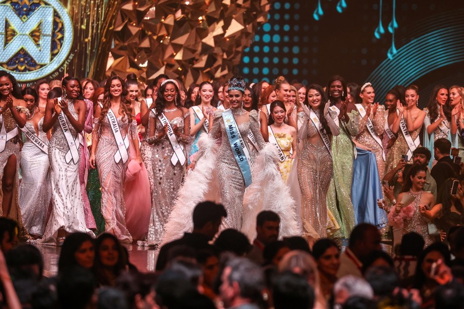 Finalistki konkursu Miss World na scenie /DIVYAKANT SOLANKI /PAP/EPA