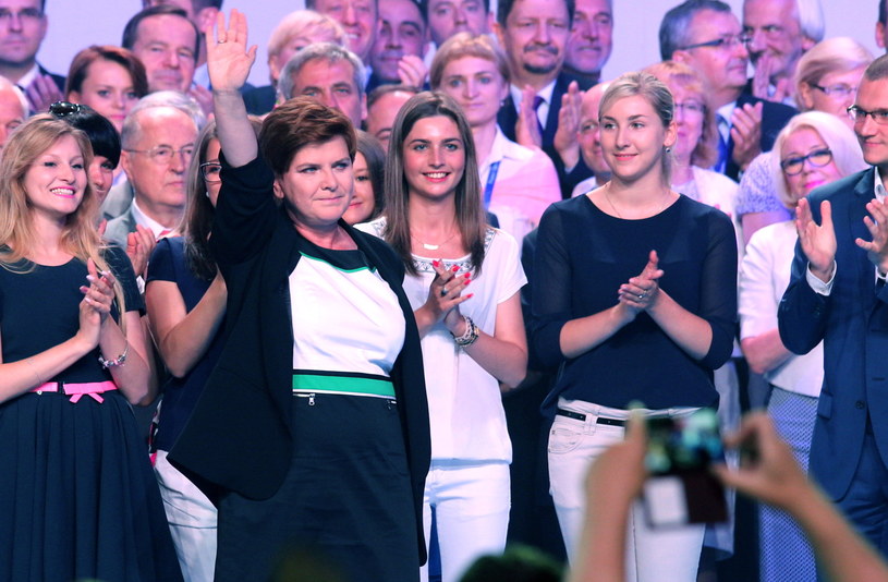 Finałowe wystąpienie wiceprezes PiS i kandydatki partii na premiera RP Beaty Szydło (2L), na zakończenie trzeciego, ostatniego dnia Konwencji Programowej Prawa i Sprawiedliwości /Andrzej Grygiel /PAP