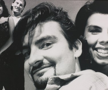 Finansowe problemy zmusiły Smitha do powrotu do New Jersey. Tam podjął się pracy w sklepie spożywczym w miejscowości Leonardo. Jednak cały czas snuł plany nakręcenia swojego filmu, który miał być jego wariacją na temat filmu Linklatera.

W końcu, po wzięciu kilku pożyczek i sprzedaży kolekcji swoich komiksów, Smith zgromadził 30 tysięcy dolarów, które stały się budżetem jego pierwszego pełnometrażowego filmu.

Kevin zatrudnił grupę znajomych i rozpoczął zdjęcia do filmu "Sprzedawcy". Fabuła tego obrazu była prosta. Głównym bohaterem był młody chłopak, który pracuje jako kasjer w małym sklepie spożywczym. Jego najlepszym przyjacielem jest pracownik  sąsiadującej ze sklepem wypożyczalni Video. Film opiera się głównie na rozmowach obu chłopaków z klientami sklepu. Smith rysuje obraz znudzonego i zatęchłego amerykańskiego przedmieścia. Sam reżyser obsadził się w drugoplanowej roli "Cichego Boba"- długowłosego, tajemniczego chłopaka z papierosem, który cały dzień stoi na rogu ulicy ze swoim przyjacielem Jay'em.