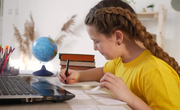 Finansowe wsparcie rodziny pomaga w rozwoju dziecka