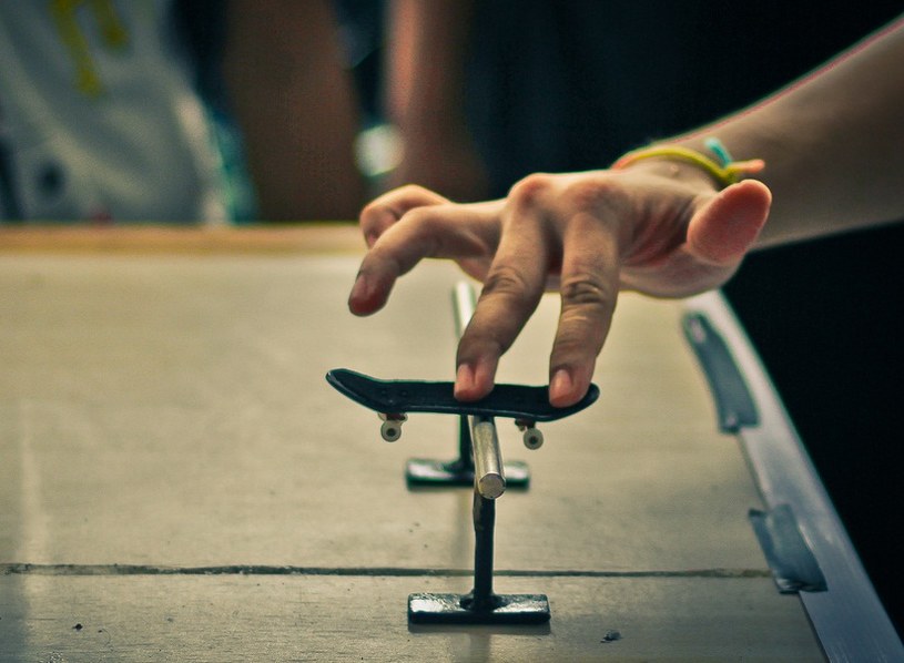 Finger boarding, czyli deskorolka w formie miniaturowej /Getty Images/Flash Press Media
