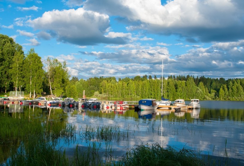 Finlandia eksperymentuje z tzw. dochodem podstawowym. Na zdjęciu jedno z jezior w Finlandii /123RF/PICSEL