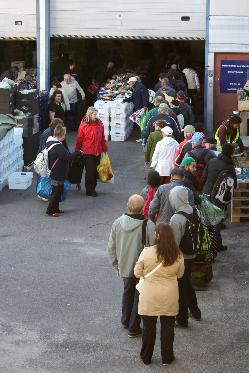Finowie stojący w kolejce do banku żywności na przedmieściach Helsinek /ANNE KAURANEN /AFP