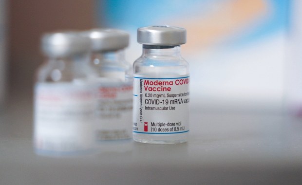 Fiński instytut: Nie należy podawać Moderny młodym mężczyznom oraz chłopcom