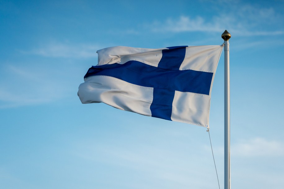 Fiński maszt z największą flagą narodową zostanie zdemontowany. Konstrukcja okazała się wadliwa /Shutterstock