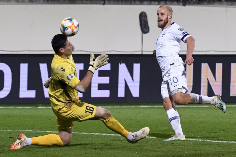Fiński napastnik Teemu Pukki strzela gola dla swojej reprezentacji /AFP