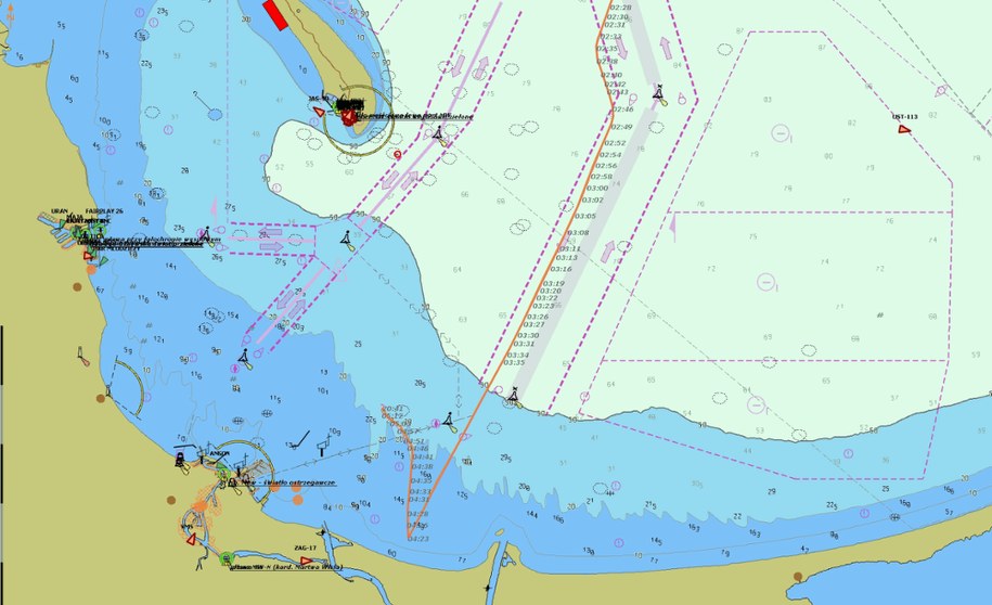 Fioletową linią jest zaznaczony tor wodny, zaś pomarańczową droga statku /