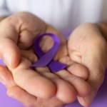 Fioletowe światło i wstążka to symbol. 17 listopada obchodzimy Światowy Dzień Wcześniaka