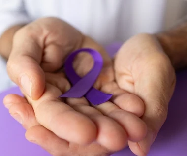 Fioletowe światło i wstążka to symbol. 17 listopada obchodzimy Światowy Dzień Wcześniaka