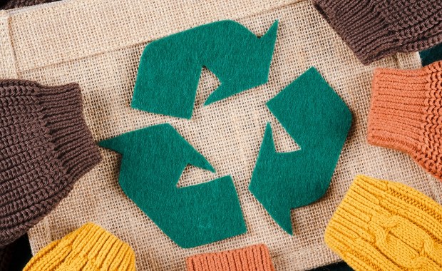 Fioletowy worek na niechciane tekstylia. Kielce wprowadzają ułatwienie